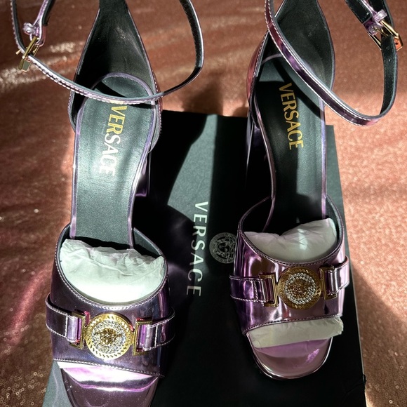 NWB. 100% Authentic
Versace La Medusa Metallic Ankle Strap
Sandals 8.5 pink - Picture 13 of 14